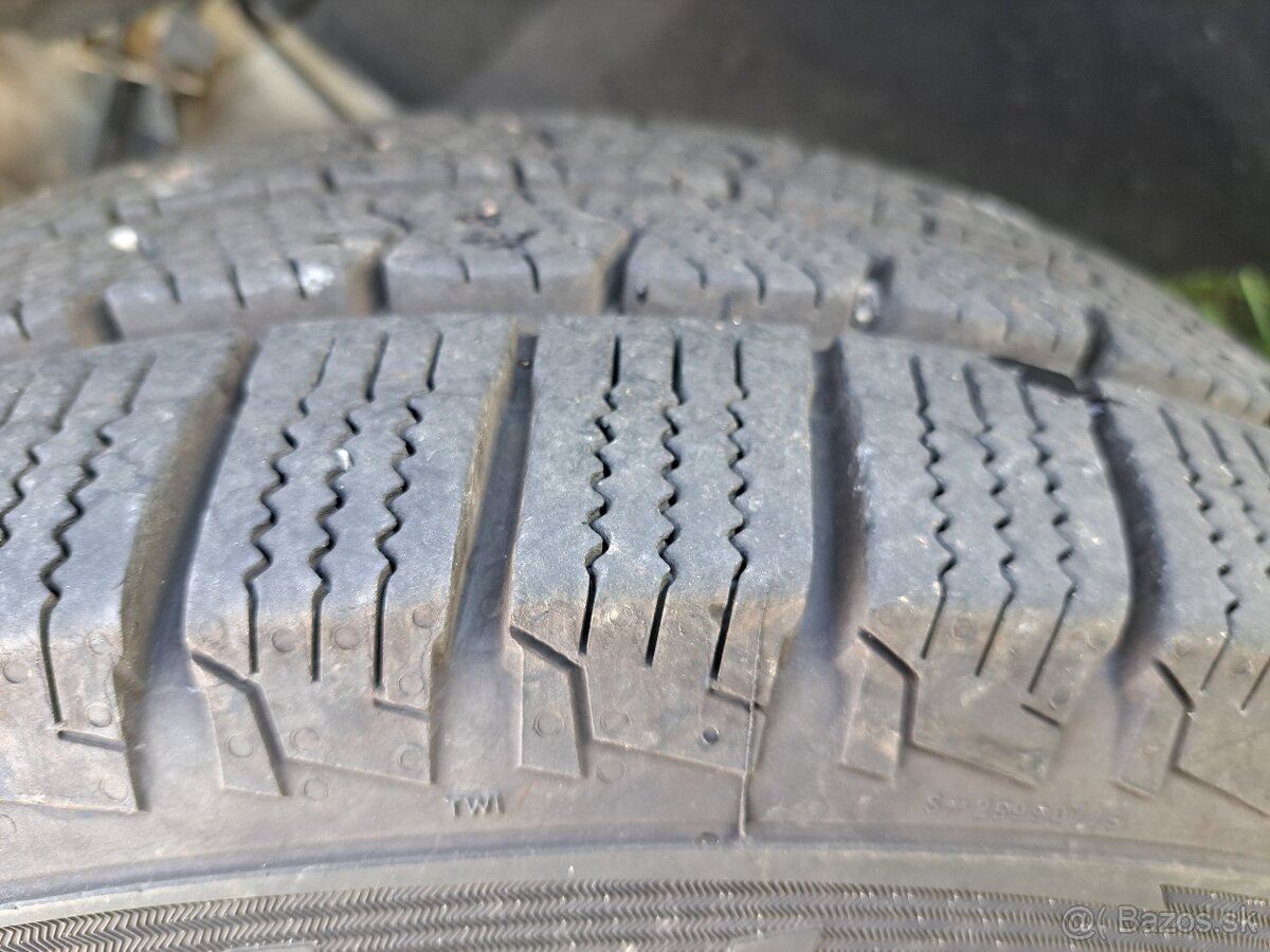 Predám pneumatiky na Fiat Ducato 215/70 R 15 C na diskoch.