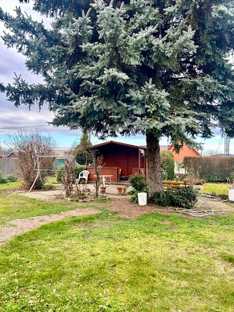 Na predaj drevená chatka na dvojpozemku na Zúgove