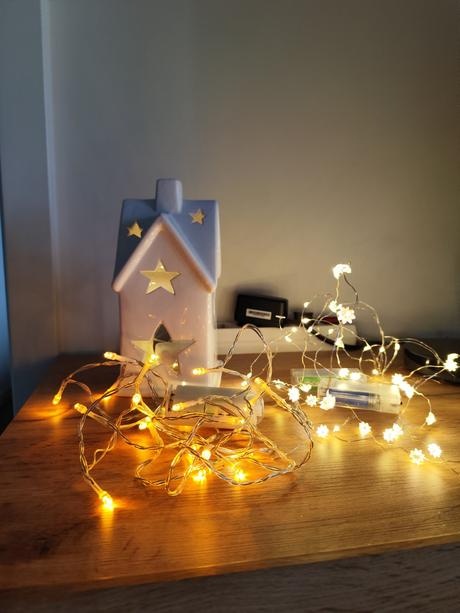 Domček svietnik a LED reťaze