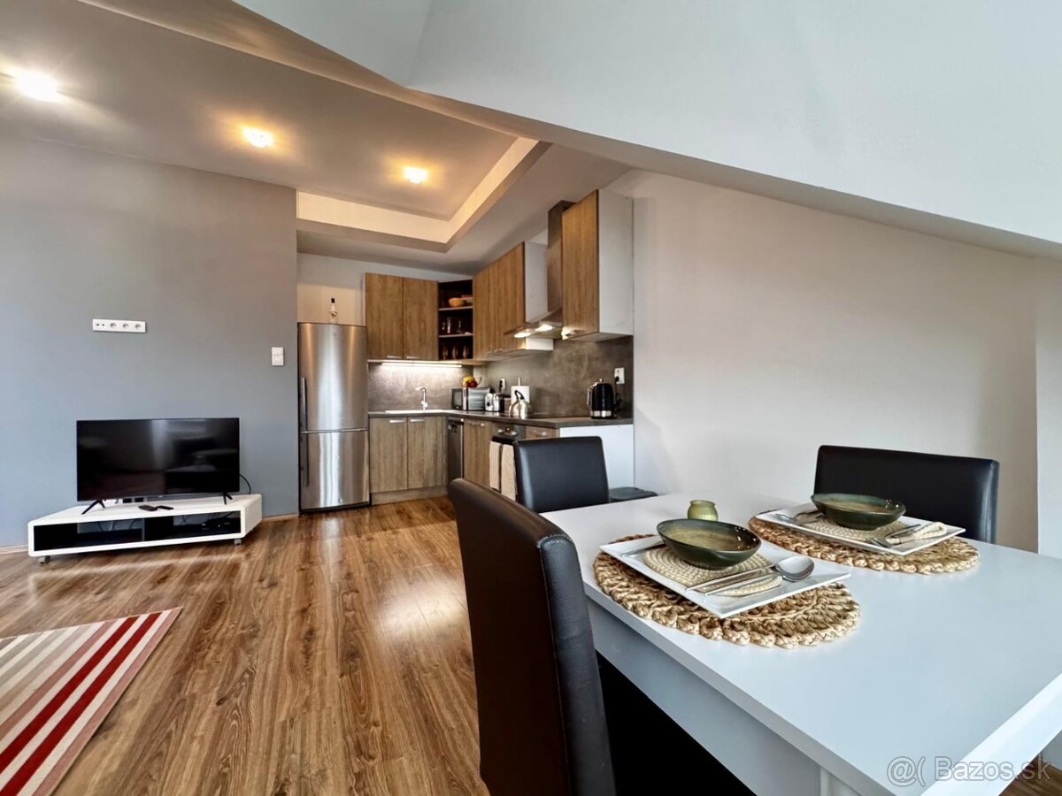 NA PRENÁJOM ELEGANTNÝ PODKROVNÝ 3-IZBOVÝ BYT V CENTRE MESTA