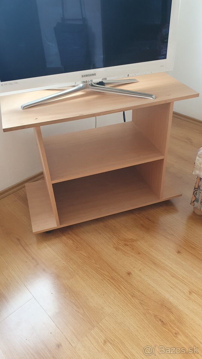 Stolik pod televízor