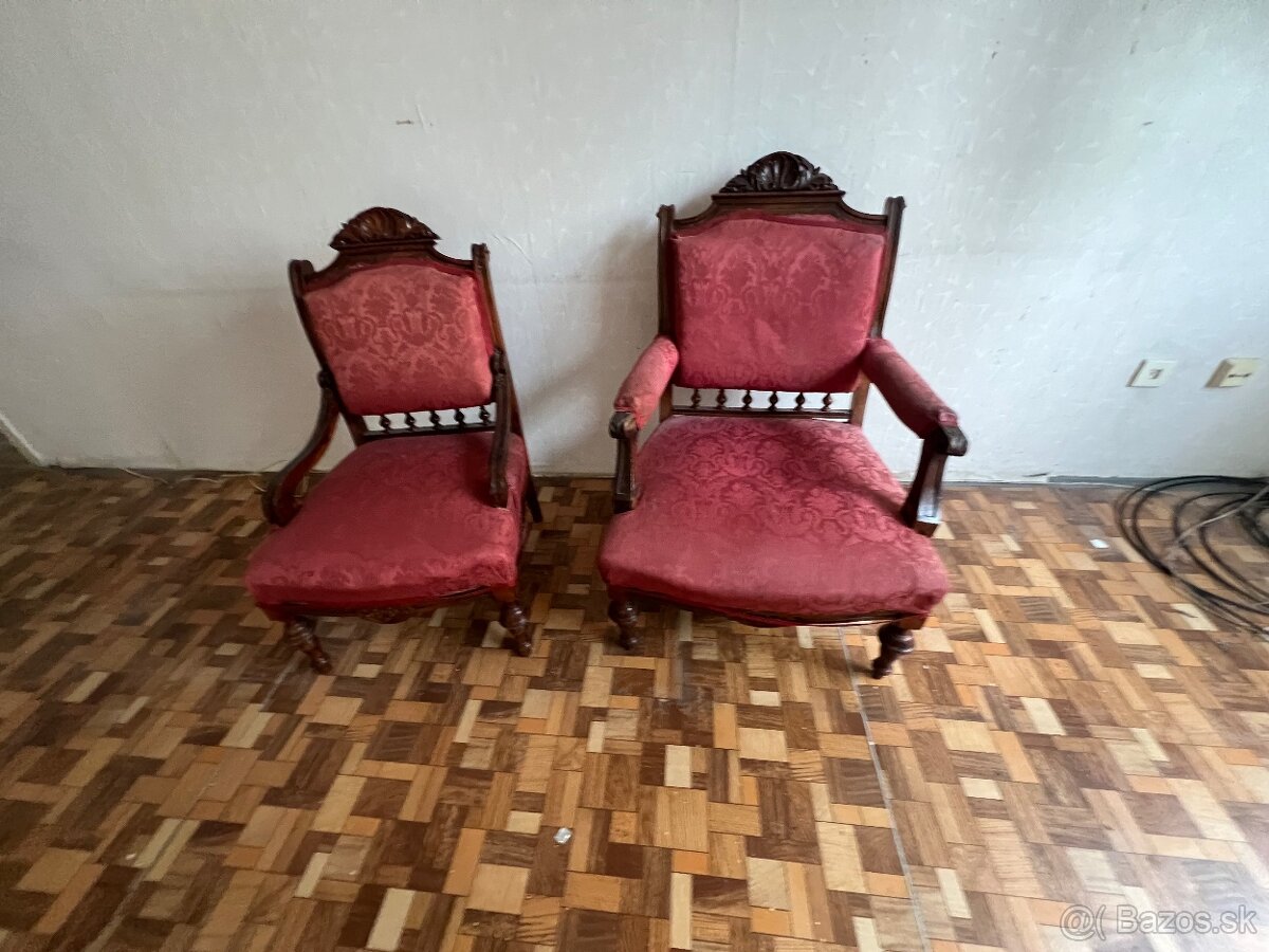 Predám - dve starožitné zámocké kreslá na foto.