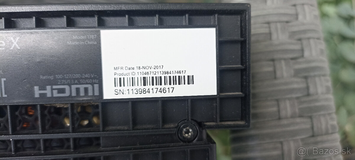 Xbox One X, model 1787