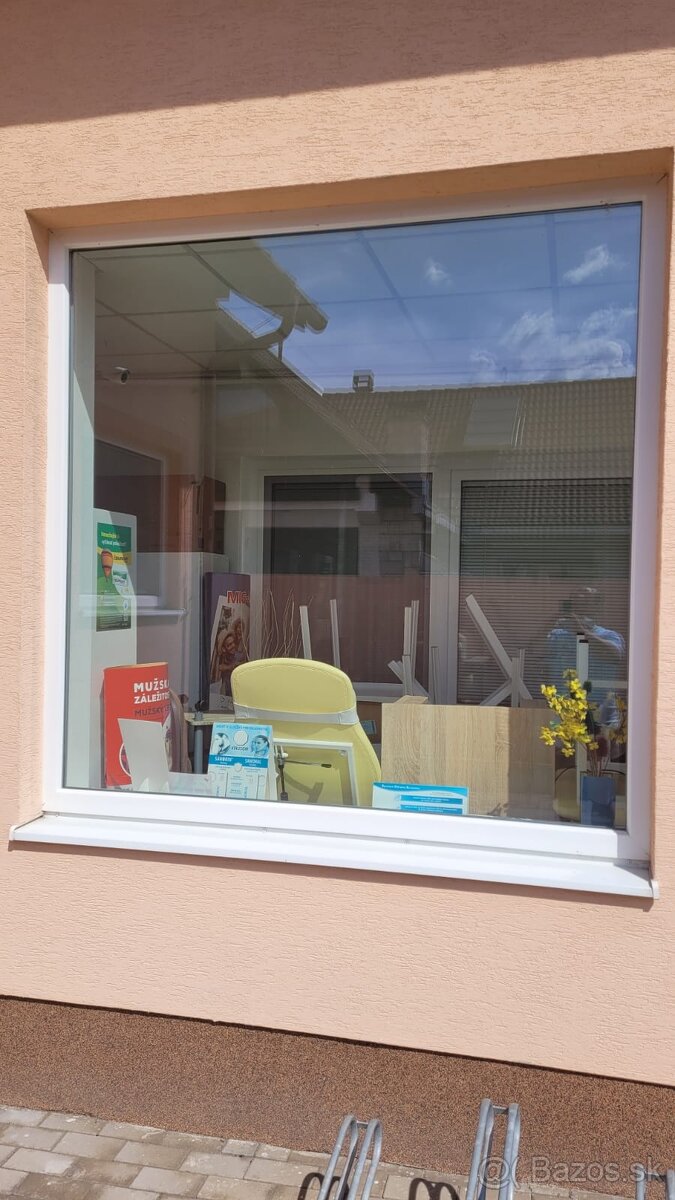 Plastové pevné okno