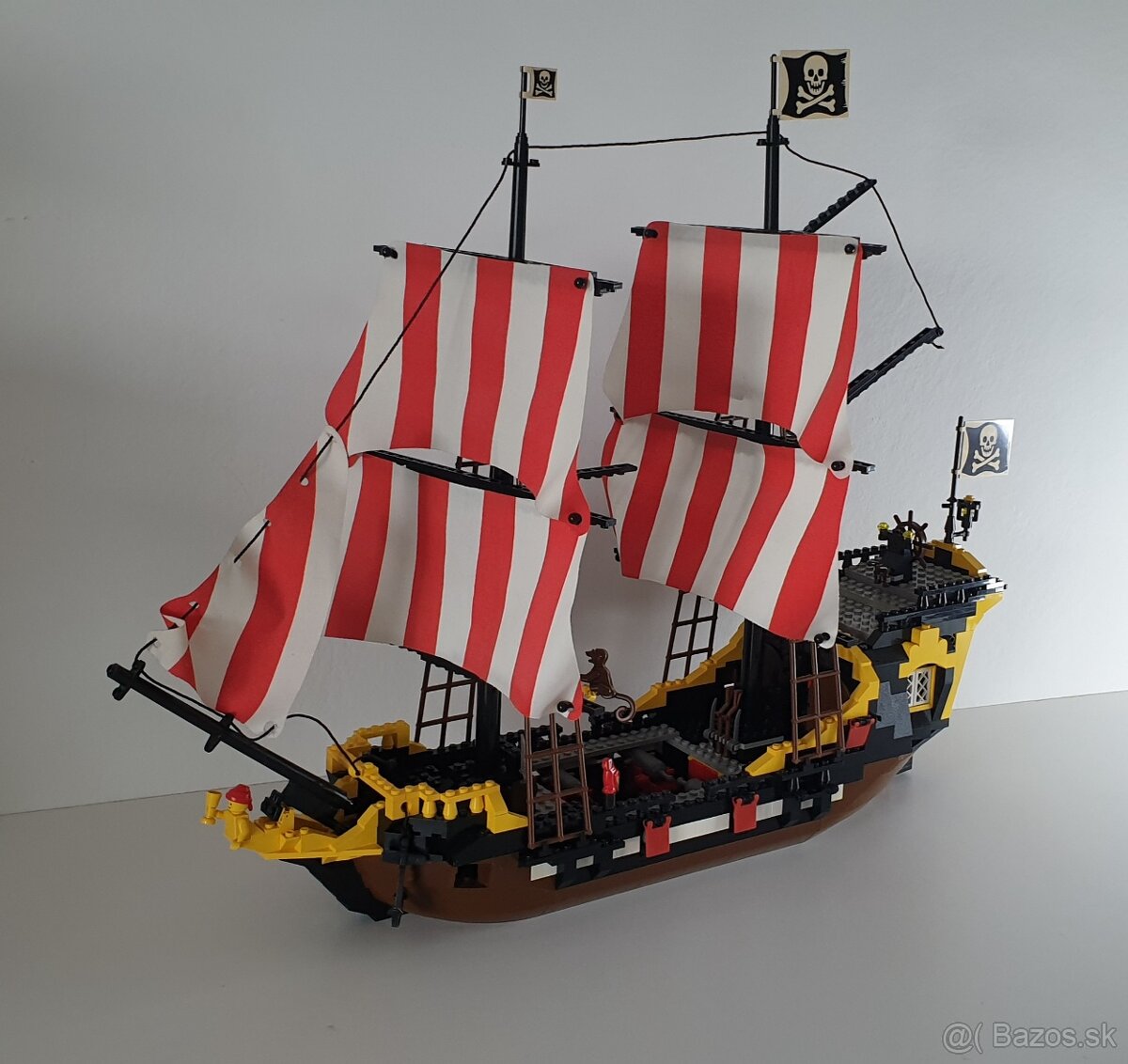 LEGO Pirátska loď