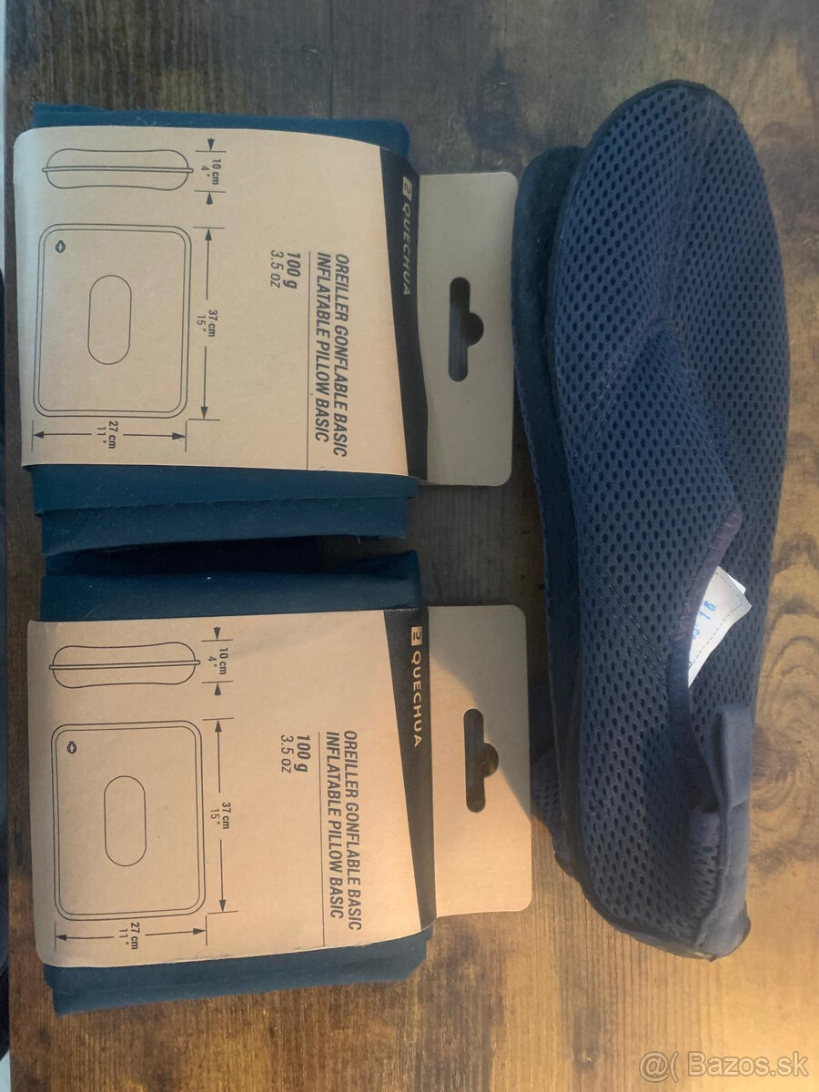 DECATHLON nafukovací vankúš + topánky do vody