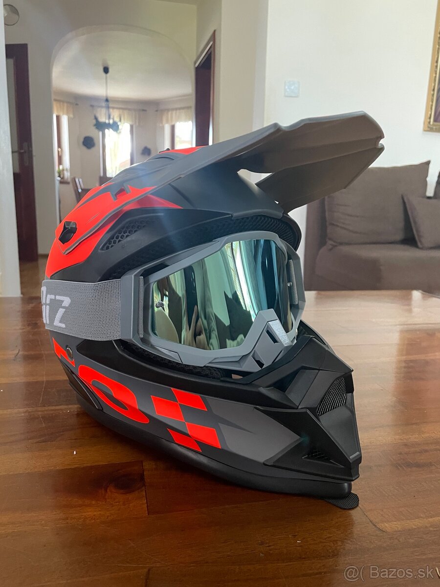 Motocross. Prilba