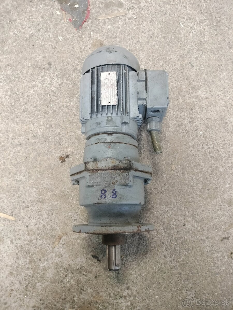 Elektromotor s prevodovkou 1:157