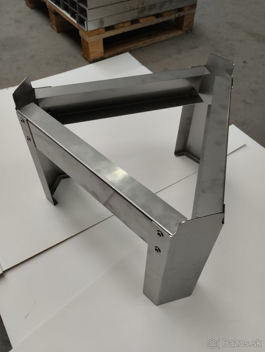 Stojan pod nerezovú nádobu