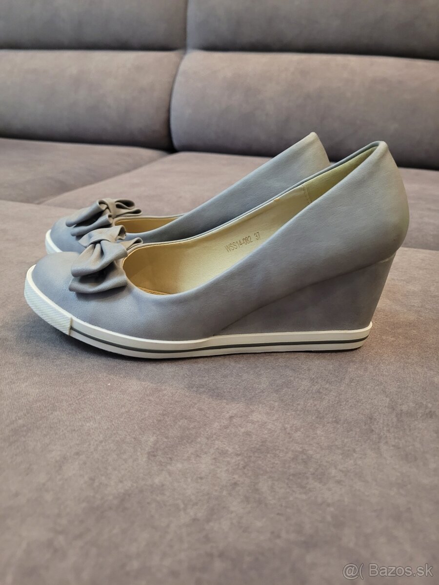 Sede lodicky s maslickou na platforme