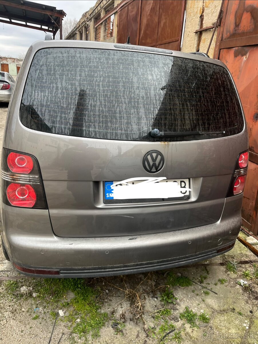 Kufrové dvere Touran