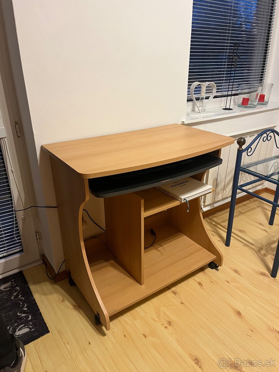Počítačový stolik