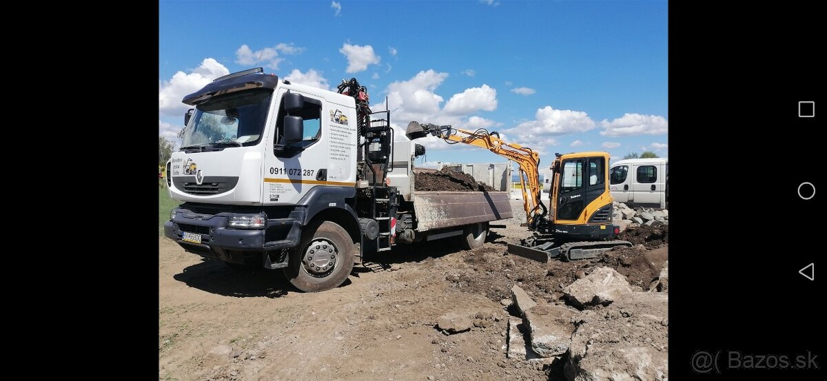 Nákladne auto s hydraulickou rukou