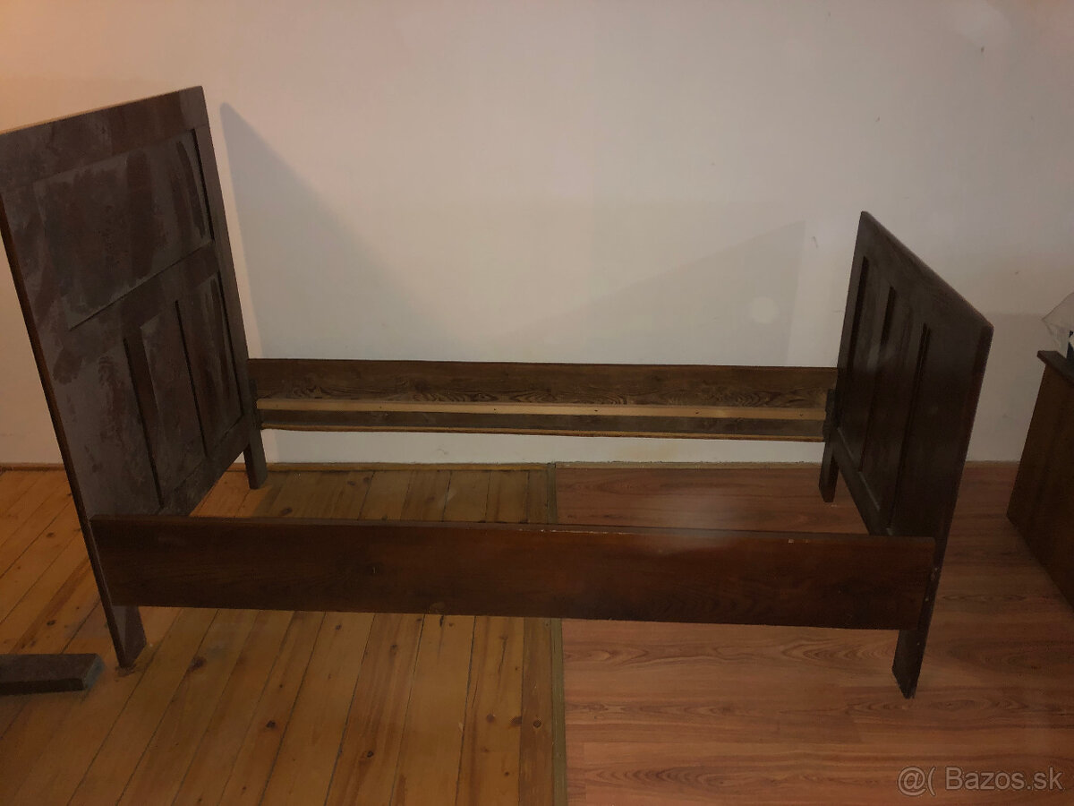 Starožitné postele z masívneho dreva