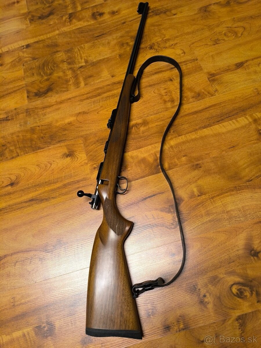 Malokalibrovka CZ LR22 drevo .