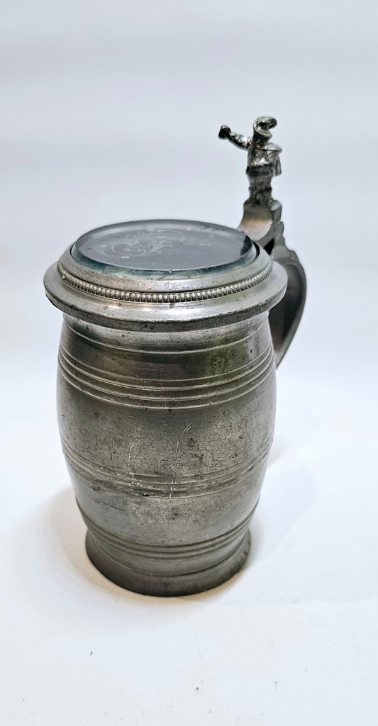 starožitný cínový krígeľ so skleneným poklopom