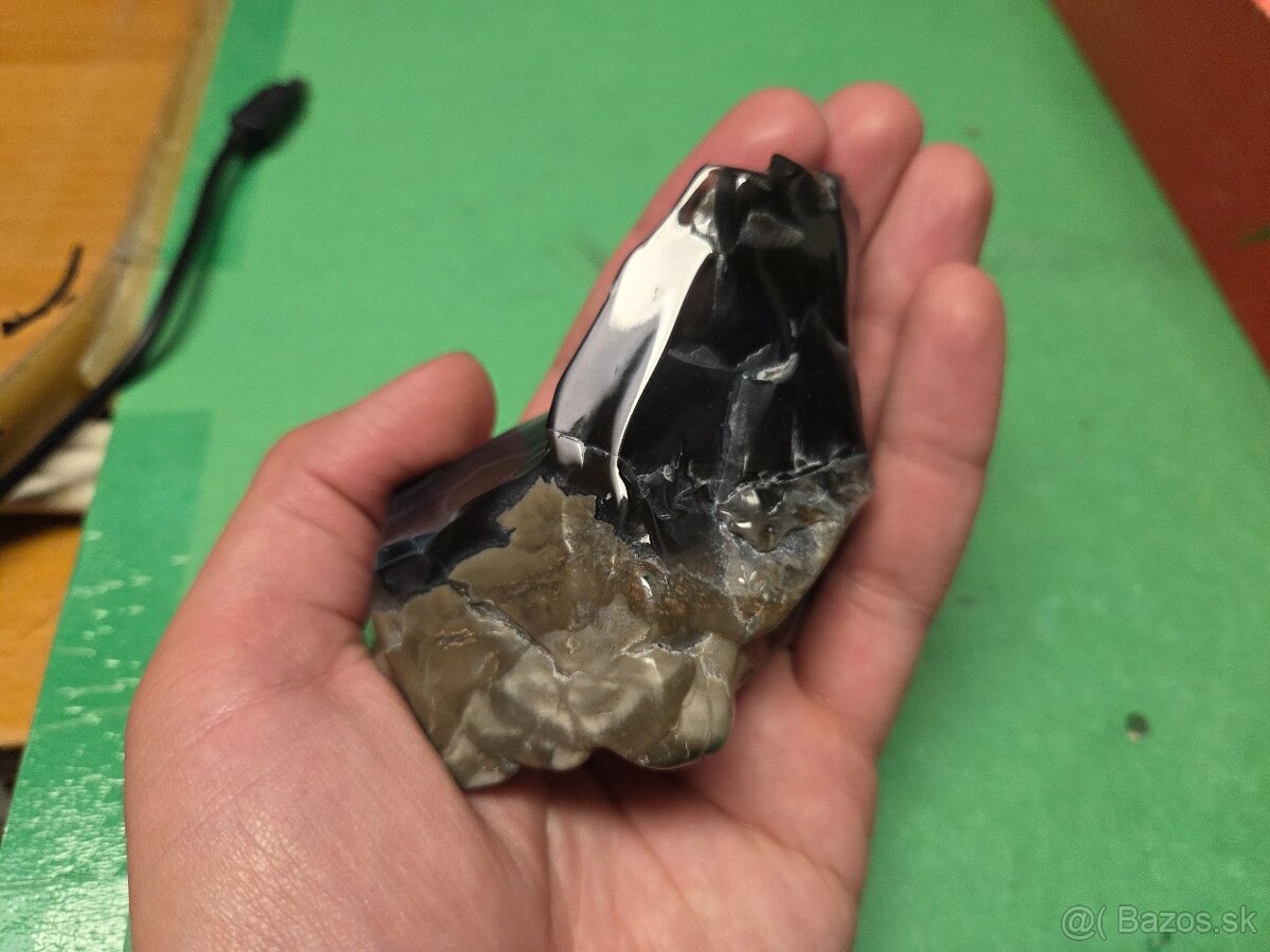 Vulkanický Achát - UV aktívny