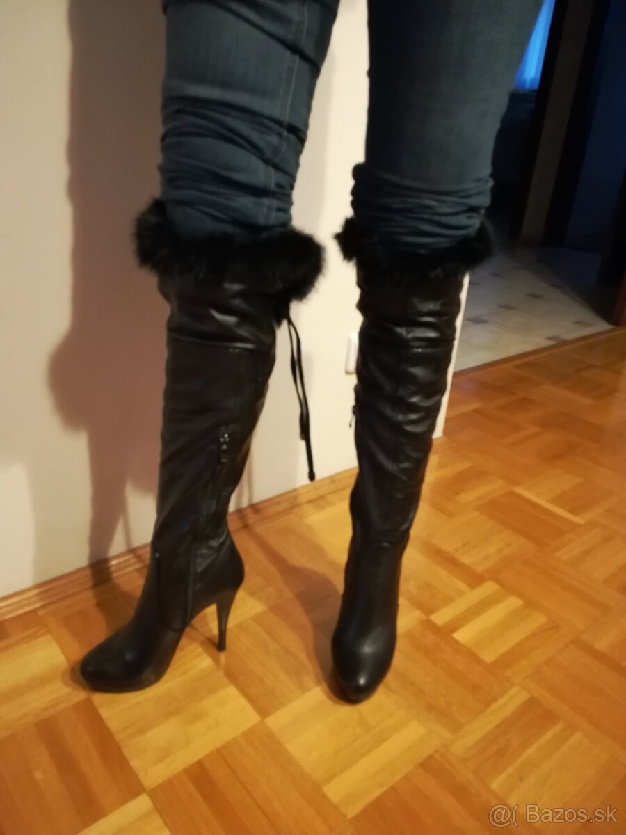 Krásne kožené čierne čižmy s kožušinkou v.39