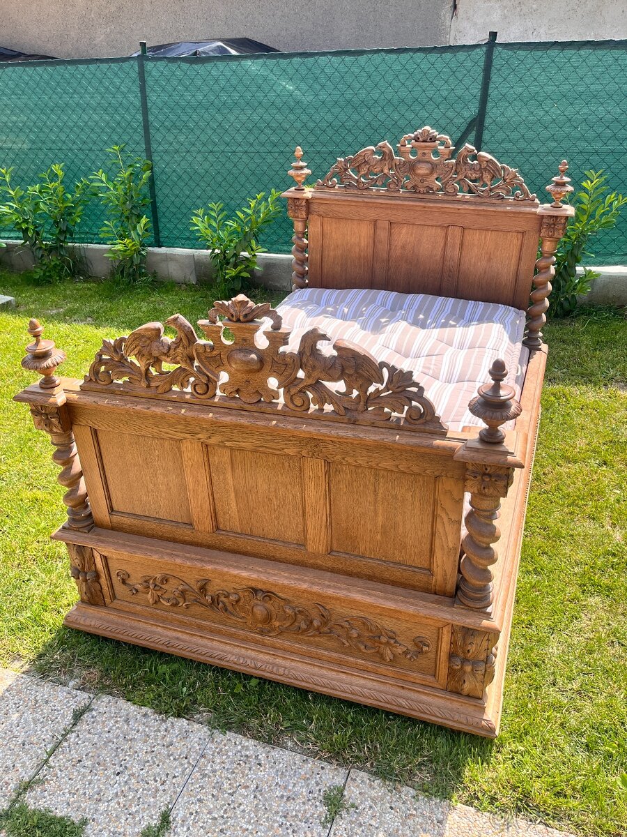 Starožitná posteľ