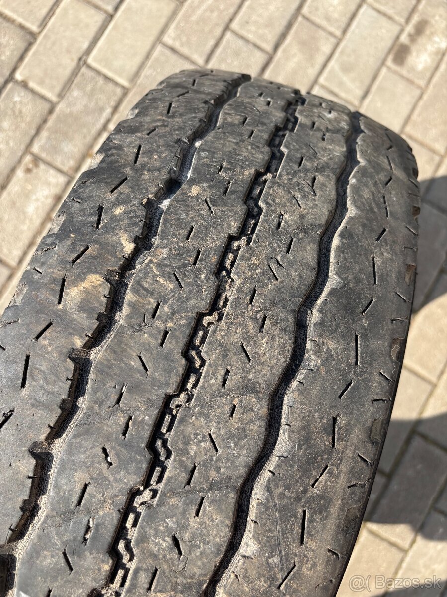 Predám 4 letné pneu bridgestone 215/70R15C