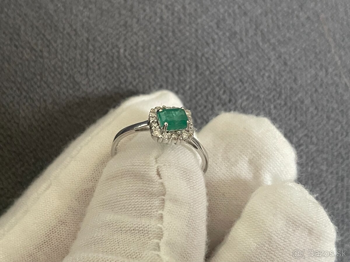 Smaragdový prsteň z 18k bieleho zlata s prírodnými diamantmi