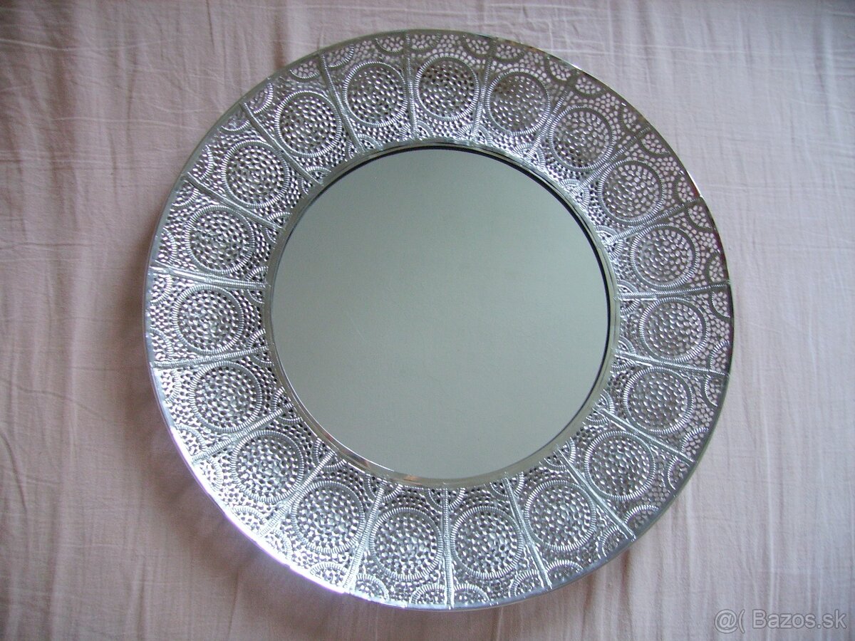 Veľké okrúhle strieborné kovové zrkadlo
