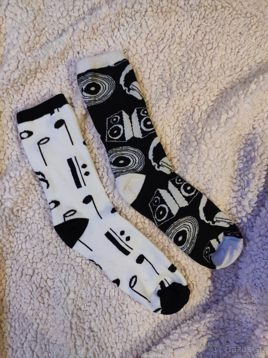 Bielo-čierne ponožky s hudobným motívom