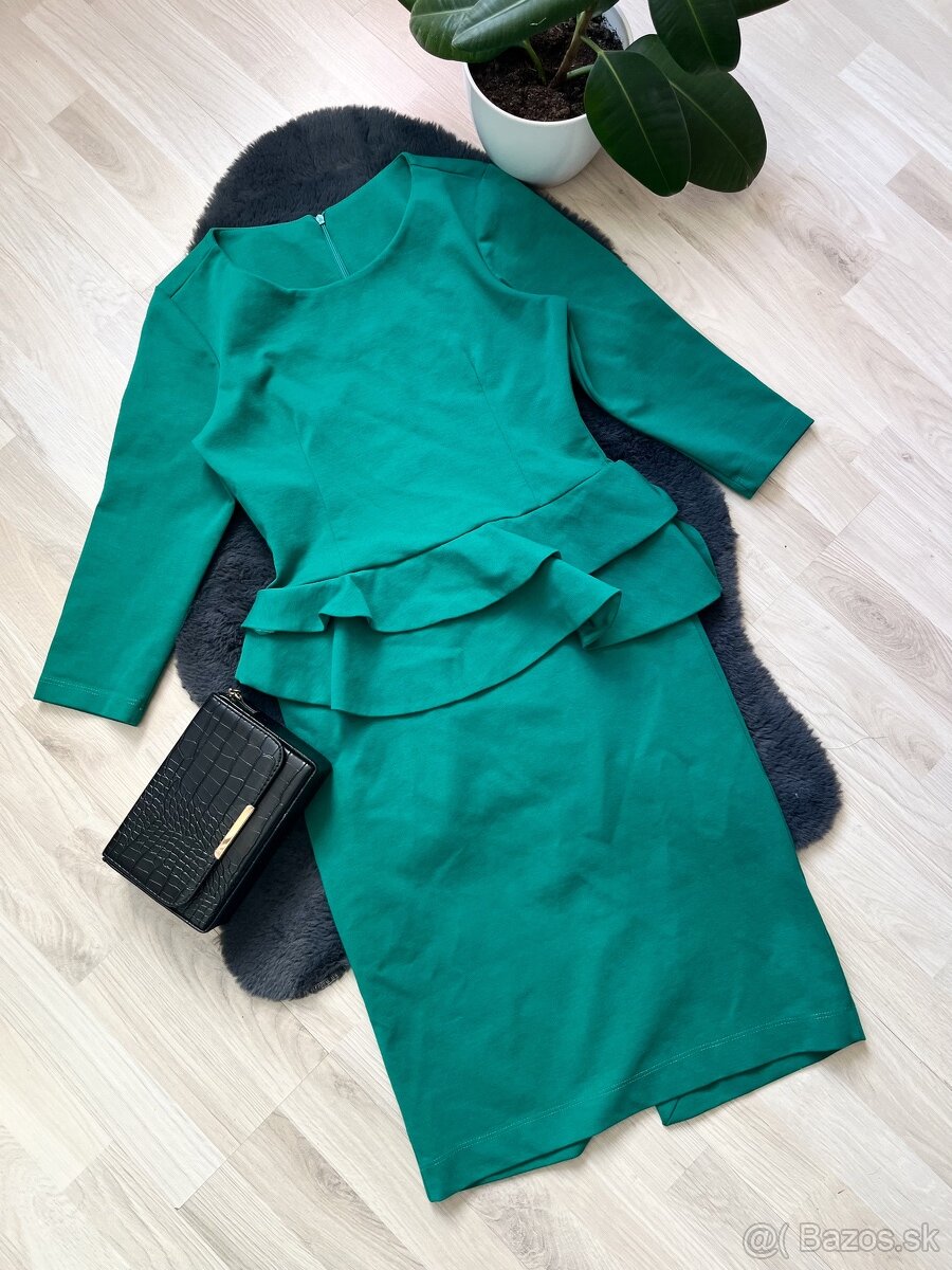 Formálne elegantné midi smaragdove šaty s volánom na zips