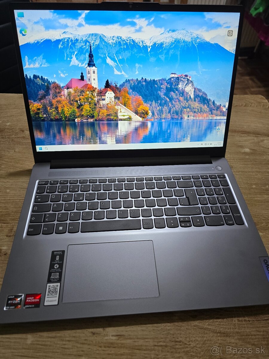 Velky 16 palcovy Lenovo ideapad 3i model 2024 v super stave