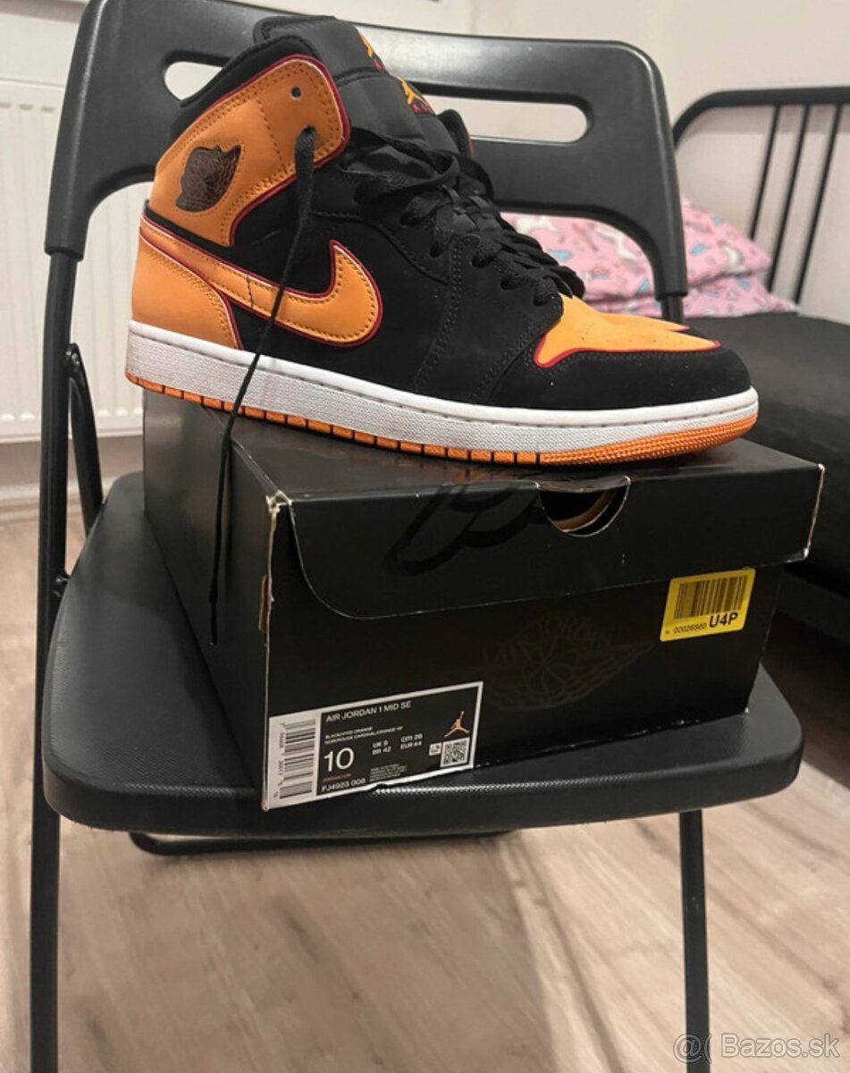 Air Jordan – veľkosť 44 – Black/Vivid Orange
