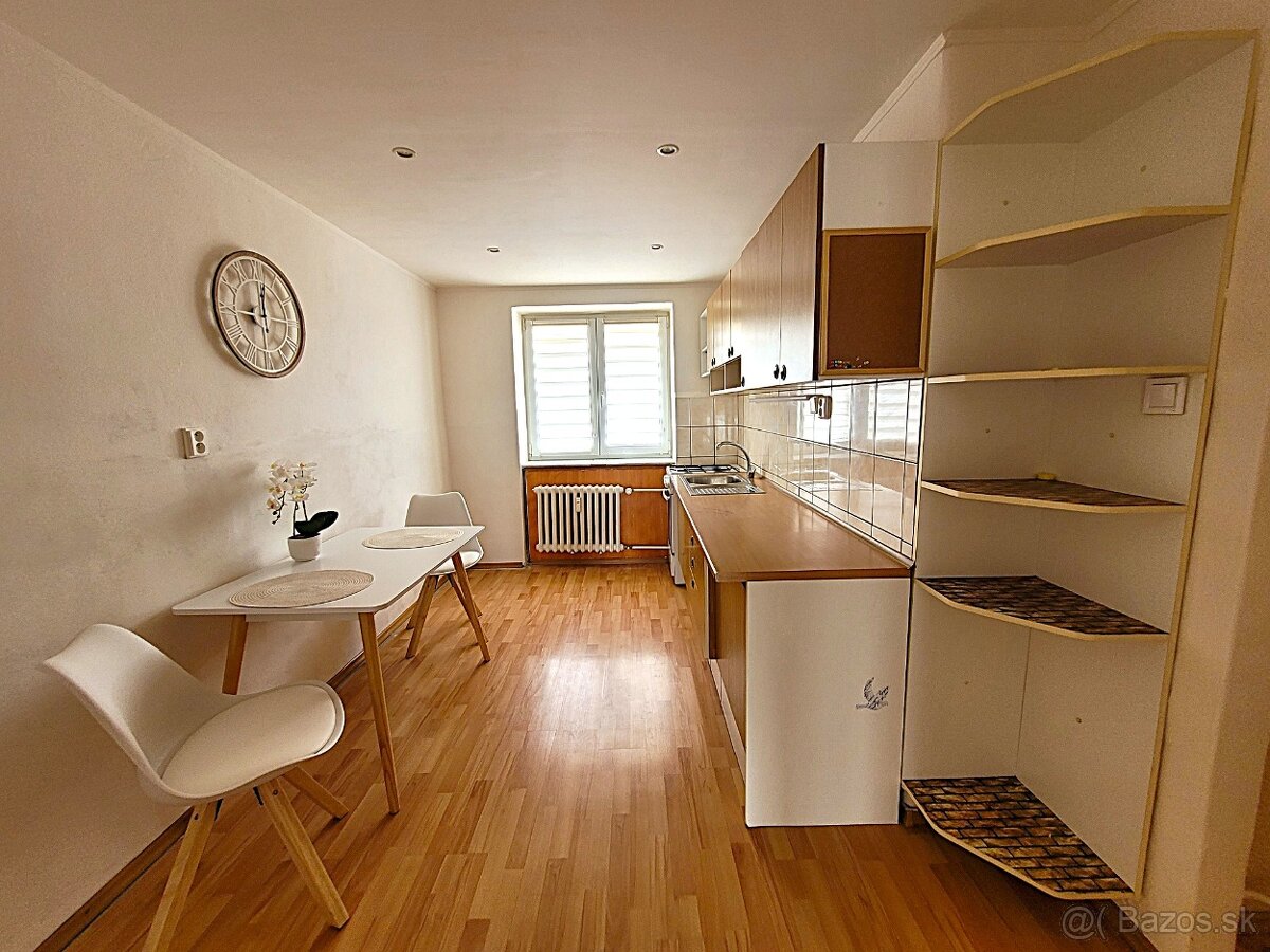 Priestranný dvojizbový byt s balkónom