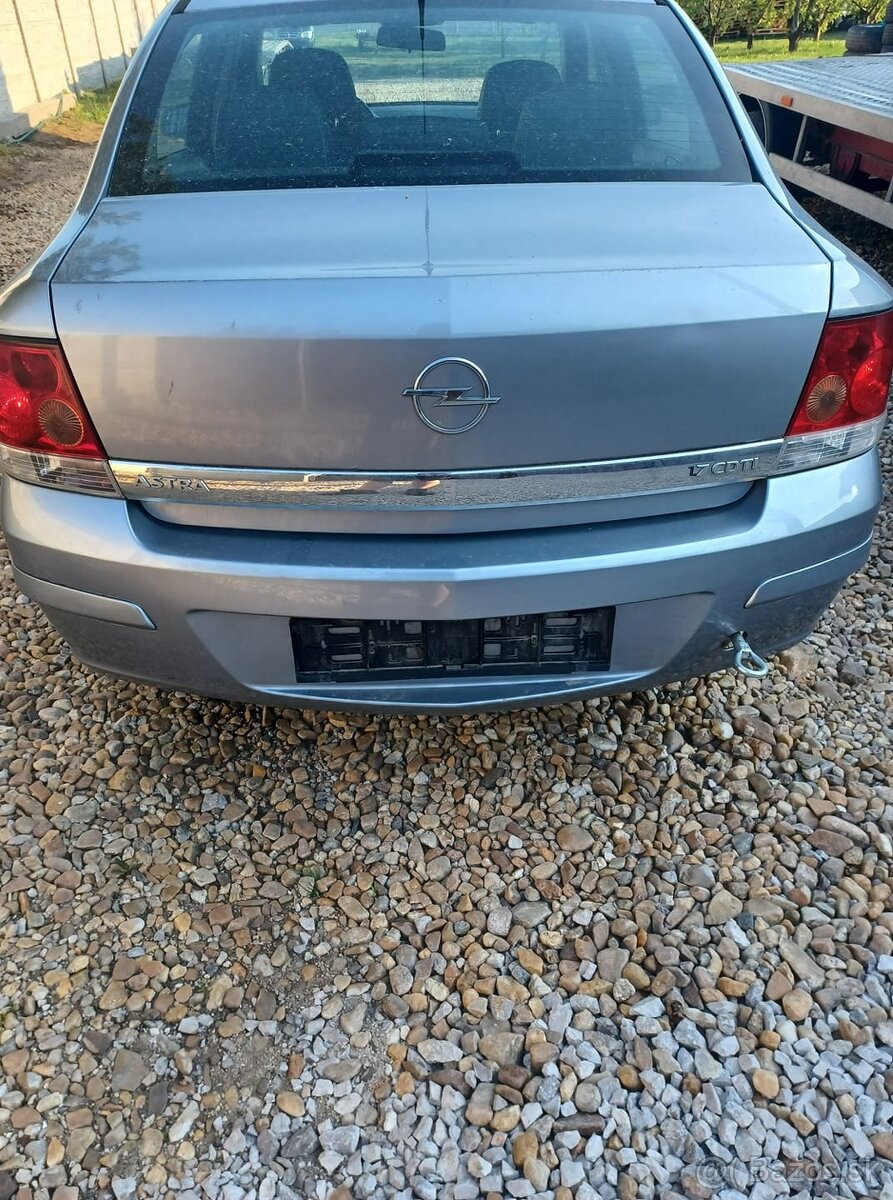 Rozpredám Opel Astra H Sedan 1.7CDTi 74kw M6 2008