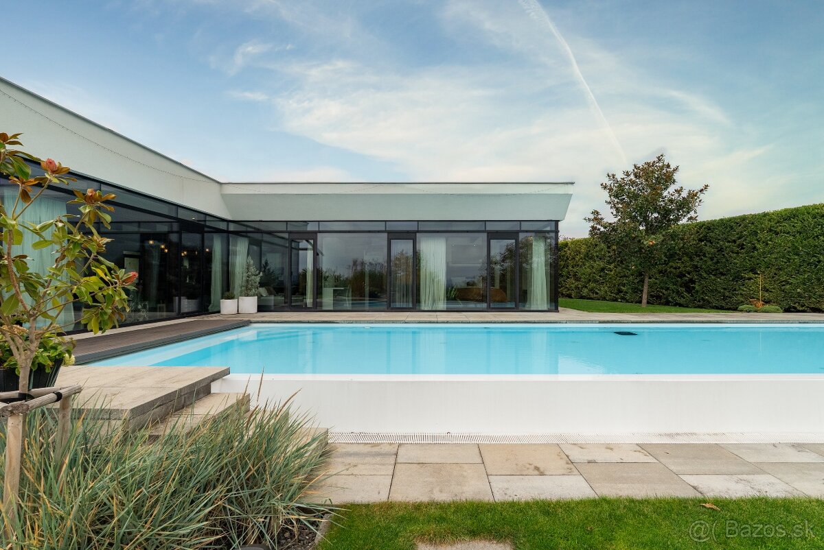 Nadštandardný 4-izbový rodinný dom s bazénom, výhľadom a súk