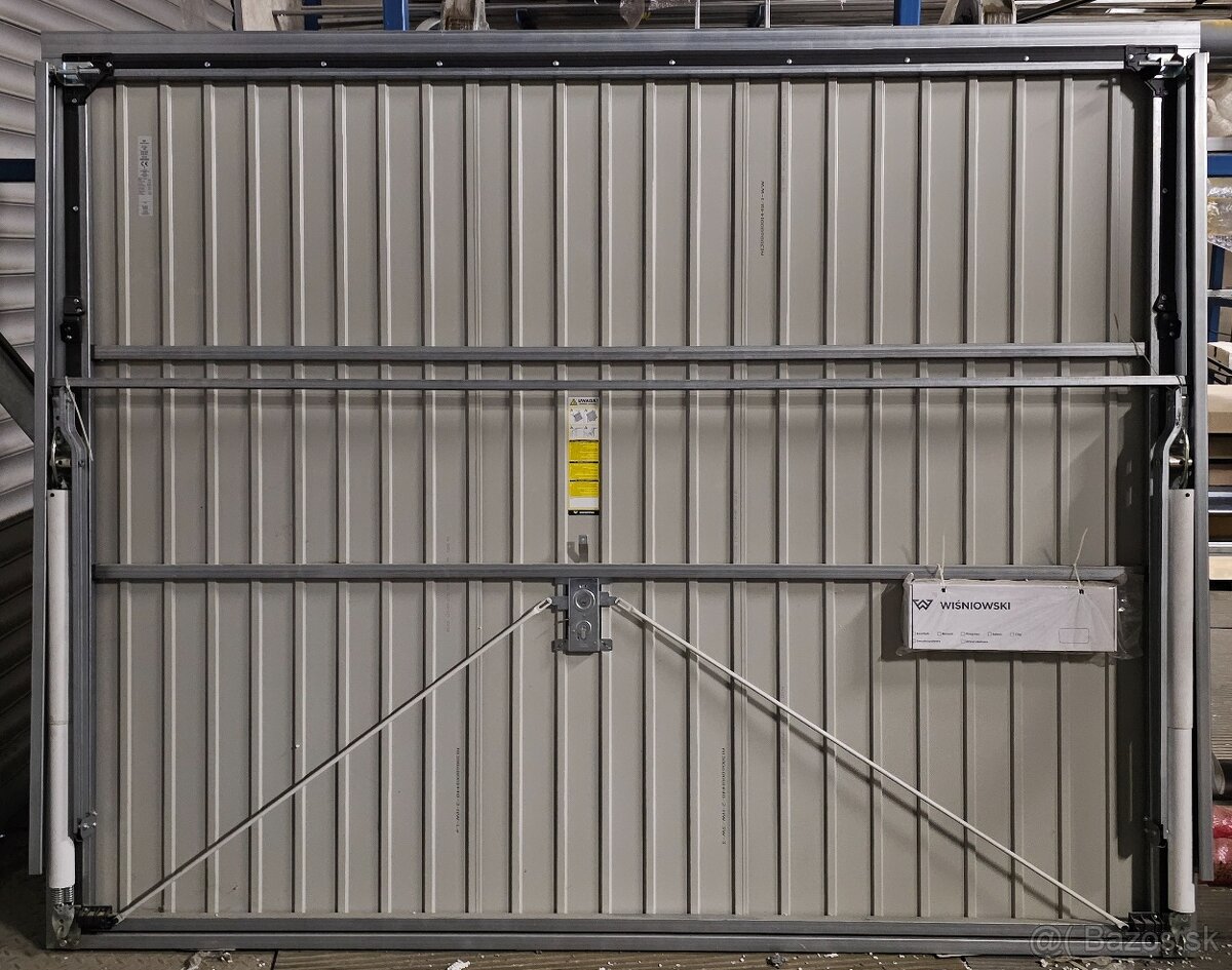 Výklopná garážová brana