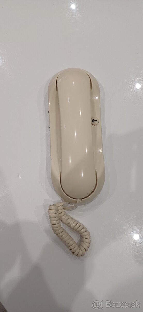 Domaci bytovy telefon Tesla