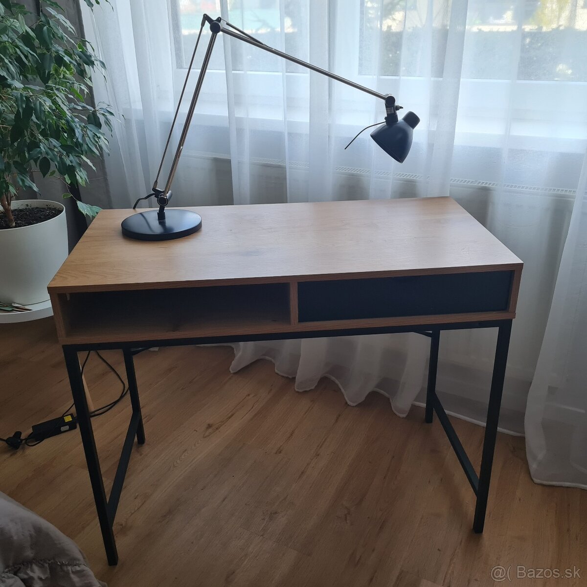PREDAJ Pánsky písací stôl JYSK s lampou