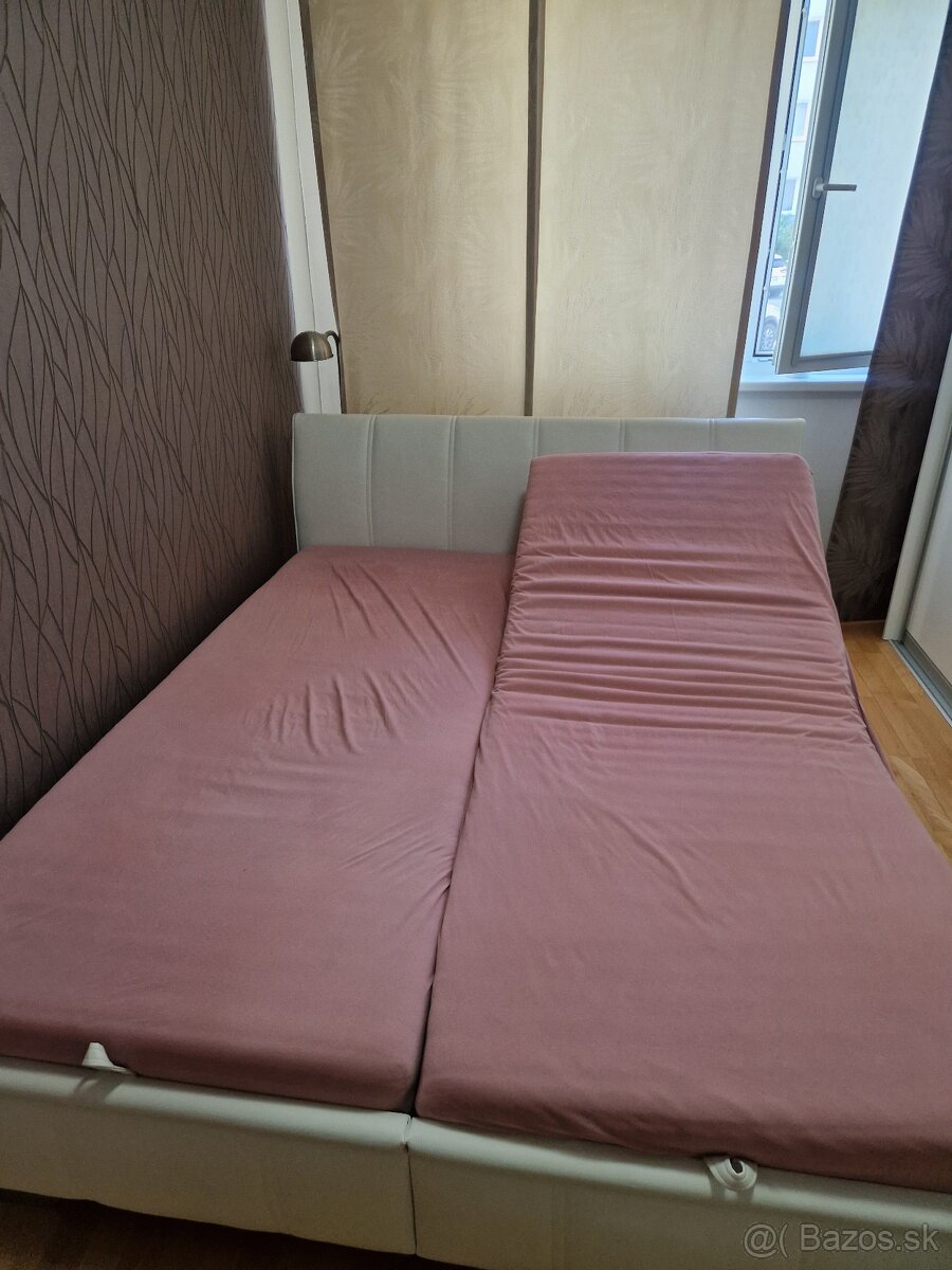 Dvojlôžková posteľ