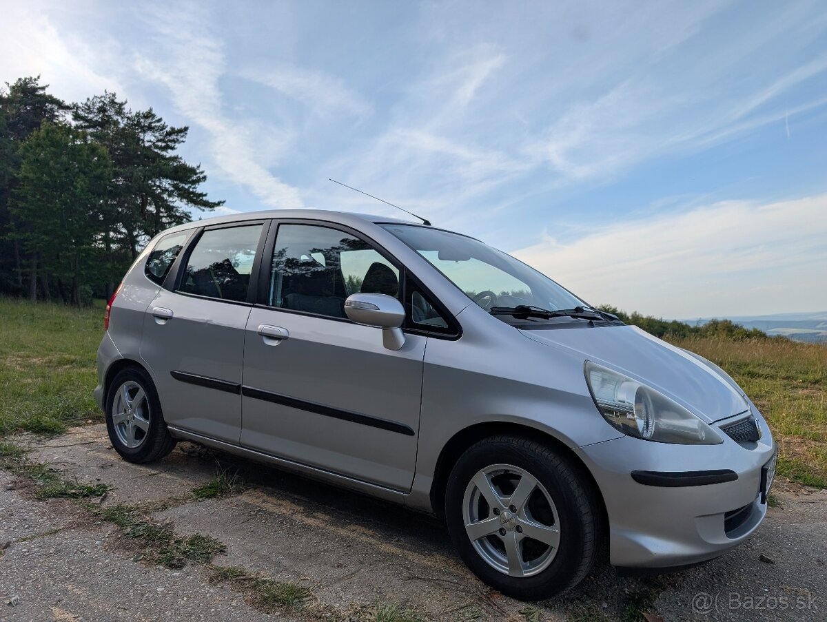 Predám auto značky Honda Jazz 1,4i LS CVT automat