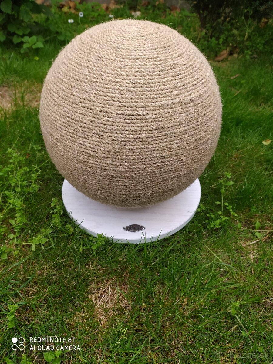 Škrabacia guľa na drevenom podstavci, ø 29 × 31 cm, juta