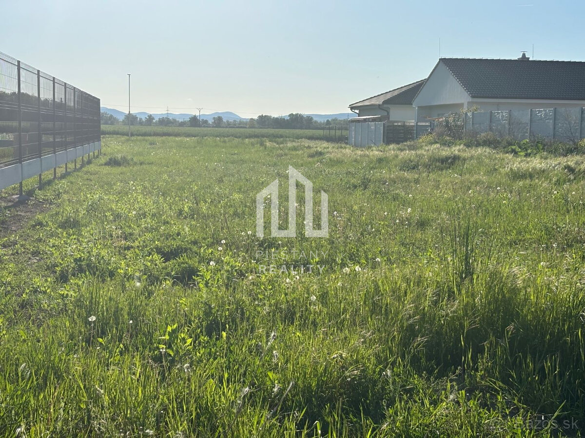 POZEMOK na stavbu RD v novej lokalite obce Modrovka