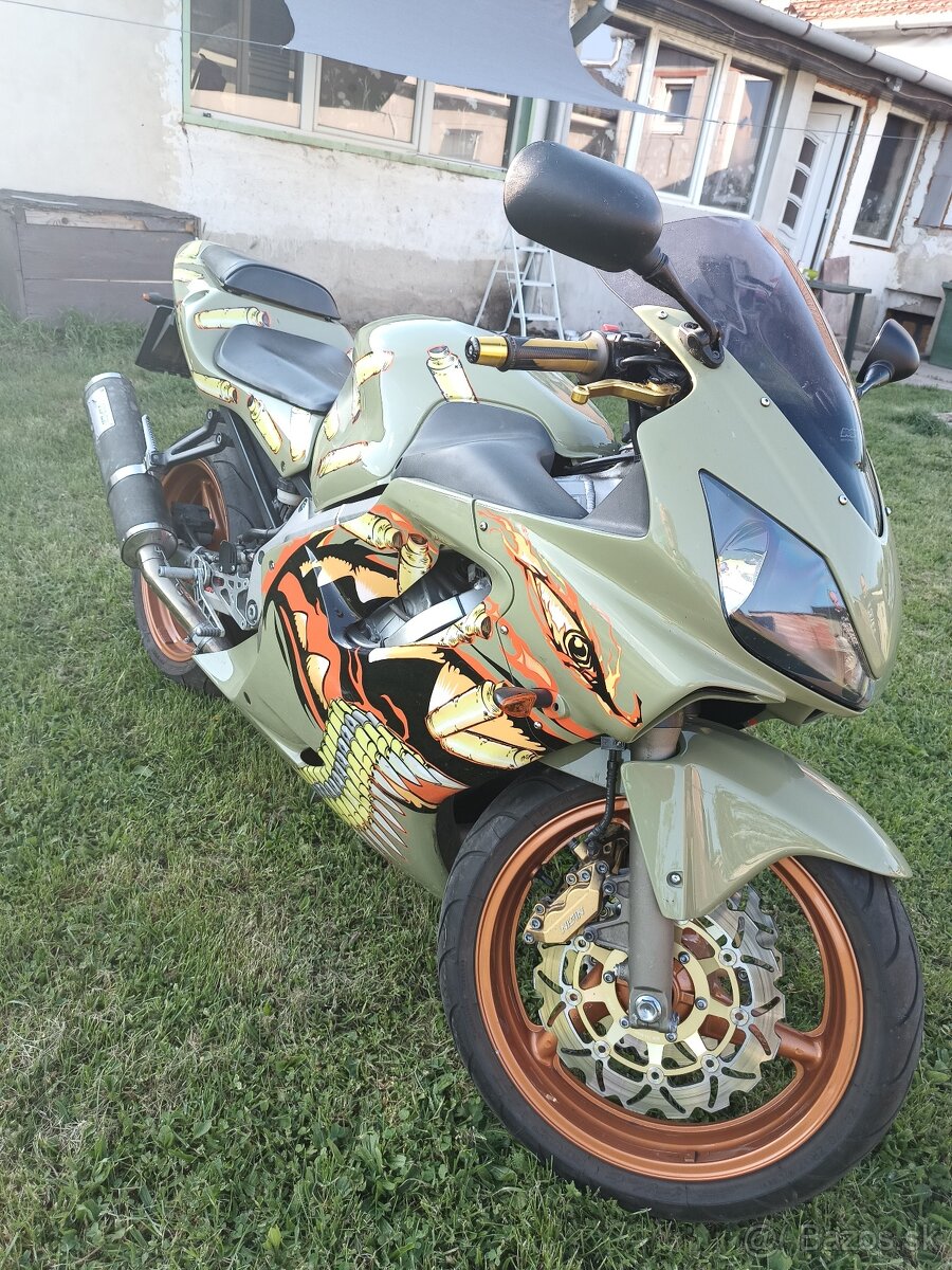 hond cbr F4