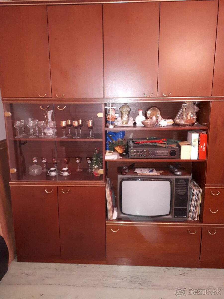 Darujem retro obývaciu stenu