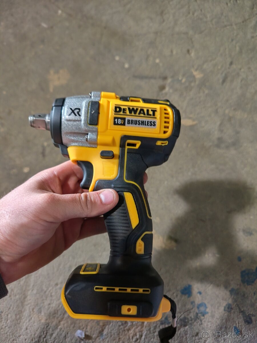 Rázový uťahovák Dewalt