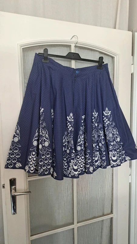 Modrá sukňa s vreckami.