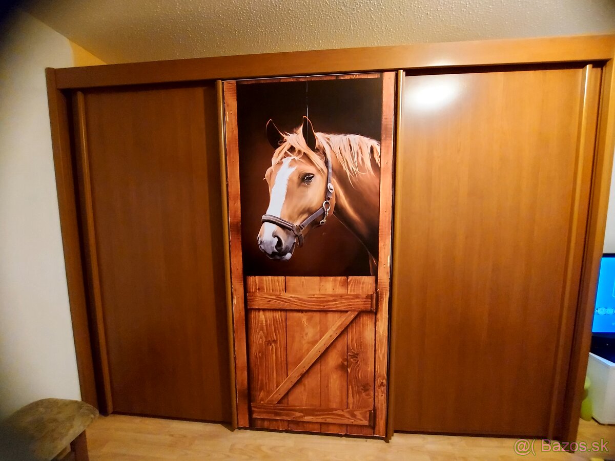 Šatníková skriňa