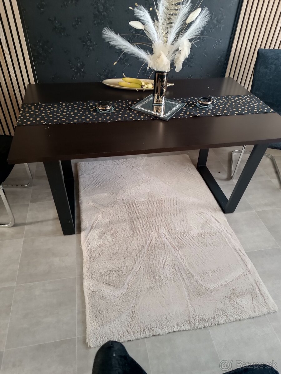 Predám stôl so stoličkami