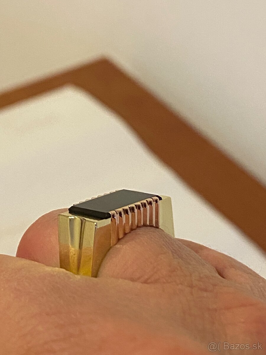 Zlatý prsteň s Ónyxom