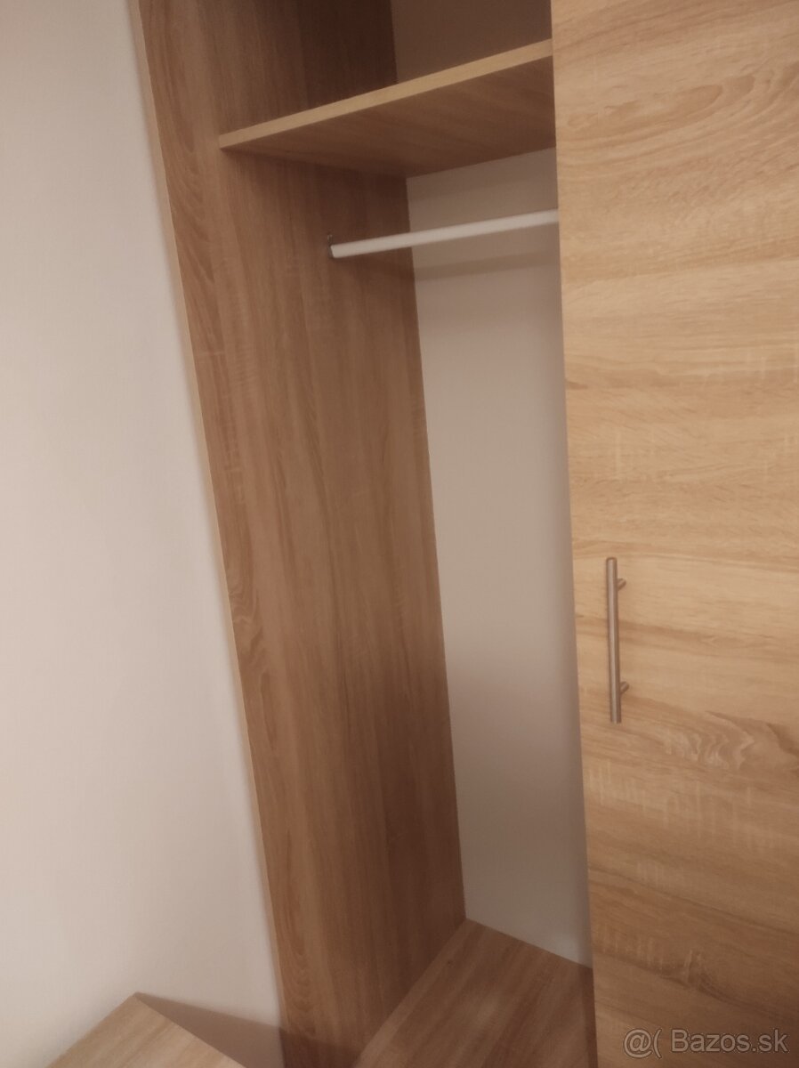 Skriňa šatníková