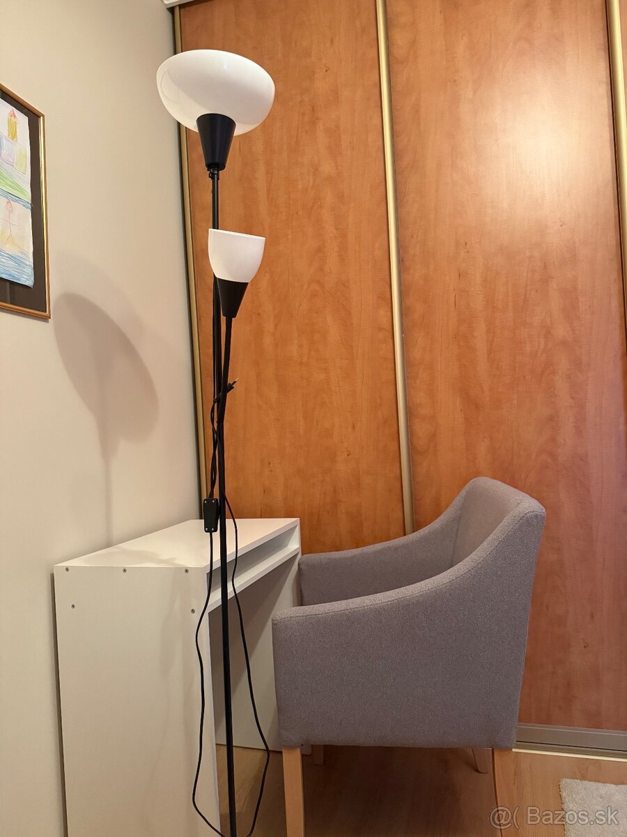 Smerová lampa + stôl + stolička. Ako nové.