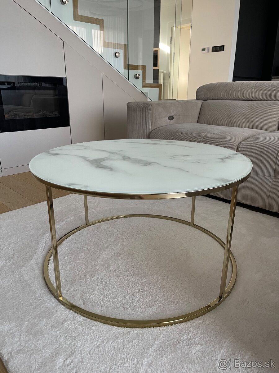 Konferenčný stolík zlatý so vzhľadom mramoru